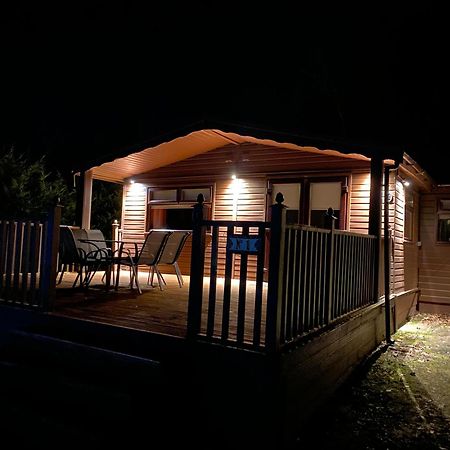 Stunning 4-Bedroom Cabin With Hot Tub In Beattock! 외부 사진