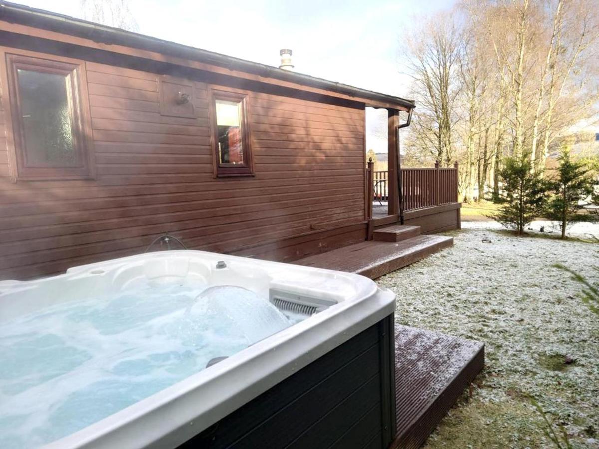 Stunning 4-Bedroom Cabin With Hot Tub In Beattock! 외부 사진