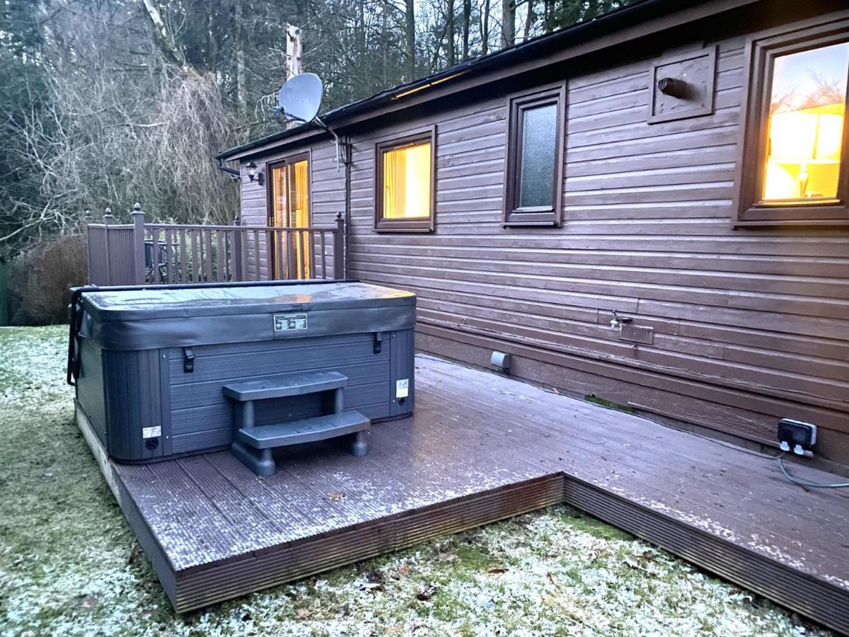 Stunning 4-Bedroom Cabin With Hot Tub In Beattock! 외부 사진