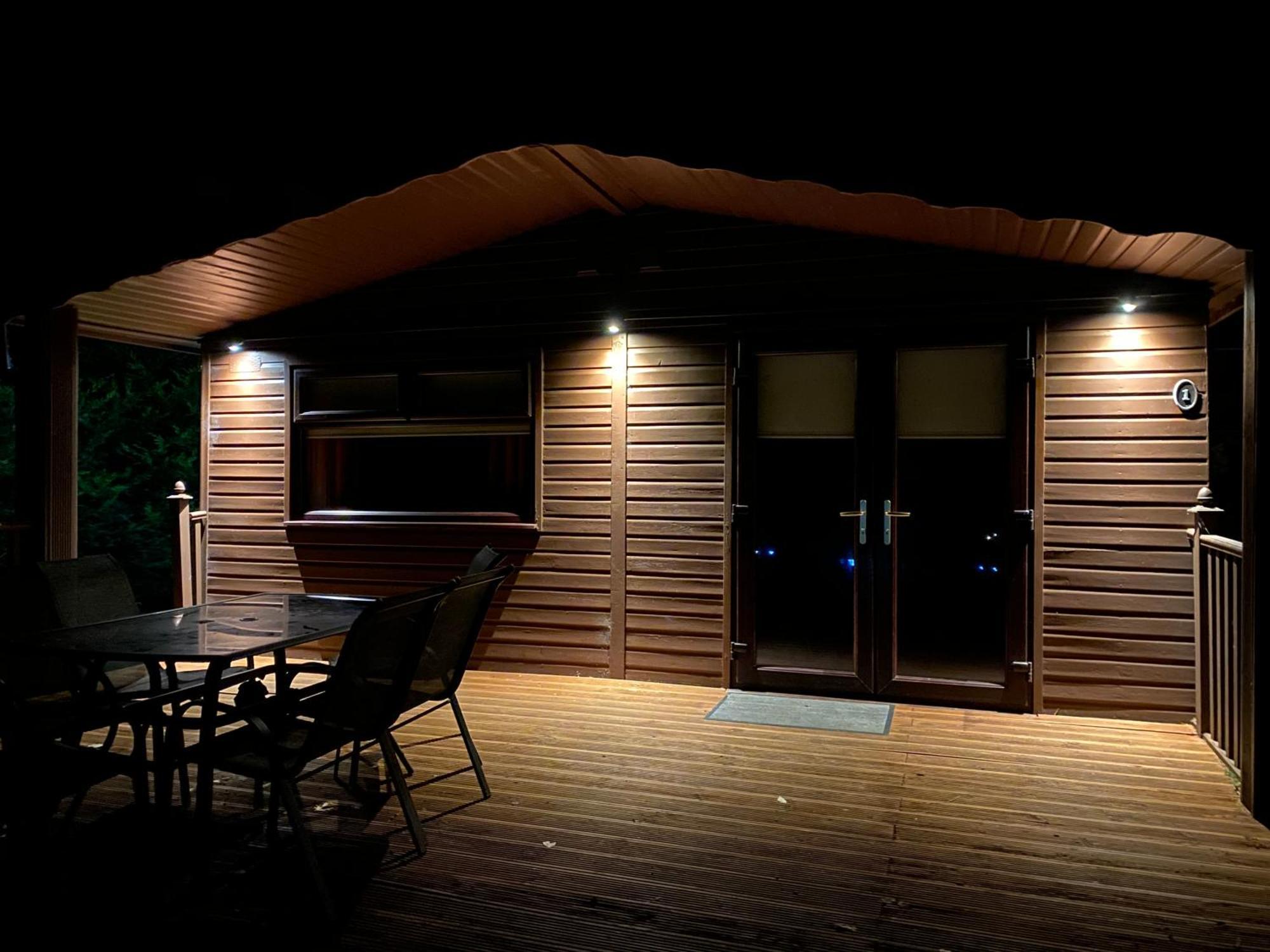 Stunning 4-Bedroom Cabin With Hot Tub In Beattock! 외부 사진